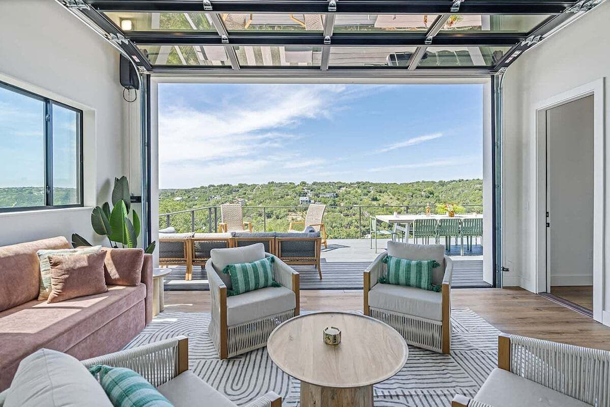 Een smart-tv, een open haard en een tafeltennistafel