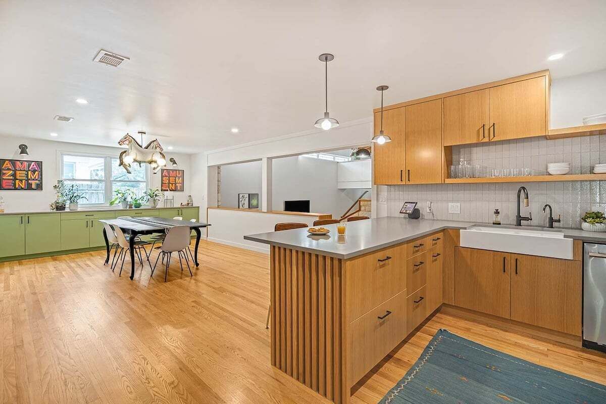 冷蔵庫、電子レンジ、オーブン、コンロ