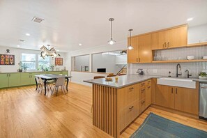 冷蔵庫、電子レンジ、オーブン、コンロ