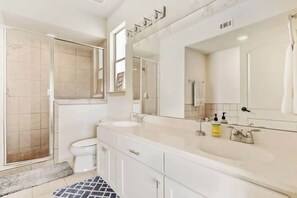 Shower, hair dryer, towels - Cozy S. Lamar Monthly Furnished 2/2.5 w Office! (Austin)
