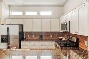 Fridge, microwave, oven, stovetop - Cozy S. Lamar Monthly Furnished 2/2.5 w Office! (Austin)