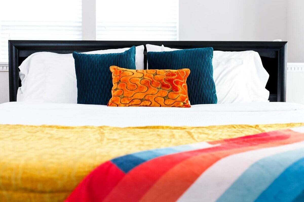 Desk, iron/ironing board, WiFi, bed sheets