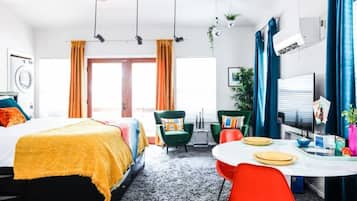 Desk, iron/ironing board, WiFi, bed sheets