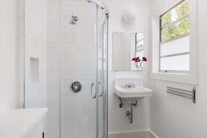 Shower, hair dryer, towels - Walk to Food, Fast Wifi - Pastel Studio (Austin)