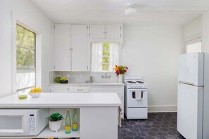 Een koelkast, een magnetron, een oven, een kookplaat