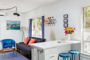 TV - Walk to Food, Fast Wifi - Pastel Studio (Austin)