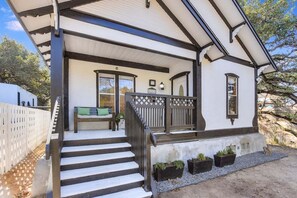 Property grounds - SoCo - Creekside Bungalow (Austin)