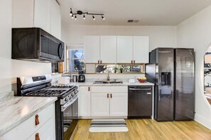 Refrigerador, microondas, horno y parrilla de estufa 