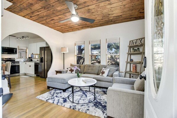 Living area - SoCo - Creekside Bungalow (Austin)