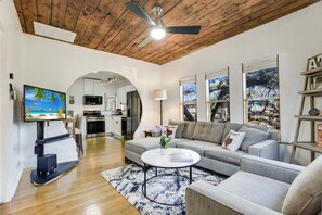 Living area - SoCo - Creekside Bungalow (Austin)