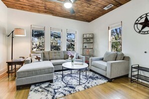 Living area - SoCo - Creekside Bungalow (Austin)