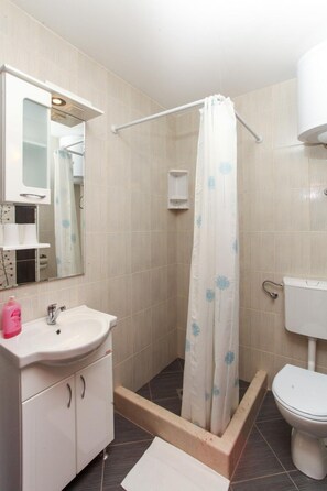 Appartement | Badkamer | Een douche, een haardroger