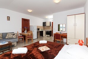 Apartamento | 1 dormitorio y tabla de planchar con plancha