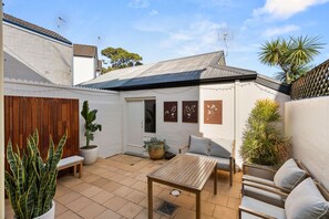 Apartment | Balcony - Beautiful Terrace Home With Courtyard (Newcastle)
