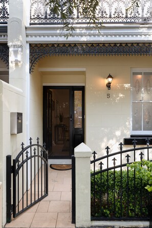 Apartment | Reception - Beautiful Terrace Home With Courtyard (Newcastle)