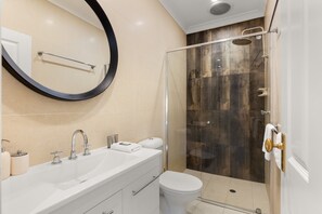 Apartment | Bathroom - Beautiful Terrace Home With Courtyard (Newcastle)