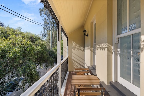 Beautiful Terrace Home With Courtyard