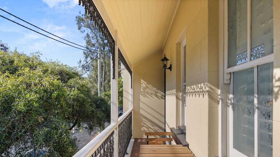 Beautiful Terrace Home With Courtyard