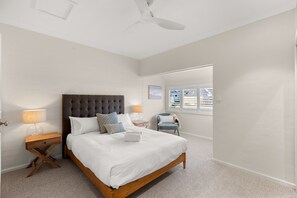 2 bedrooms, bed sheets - Beautiful Terrace Home With Courtyard (Newcastle)