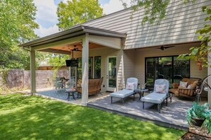 Terrace/patio - Modern French-Style Home w/ Loft, Patio & Bikes Included - The Watson (Austin)