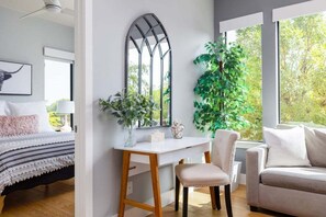 3 bedrooms, desk, free WiFi, bed sheets - Modern French-Style Home w/ Loft, Patio & Bikes Included - The Watson (Austin)