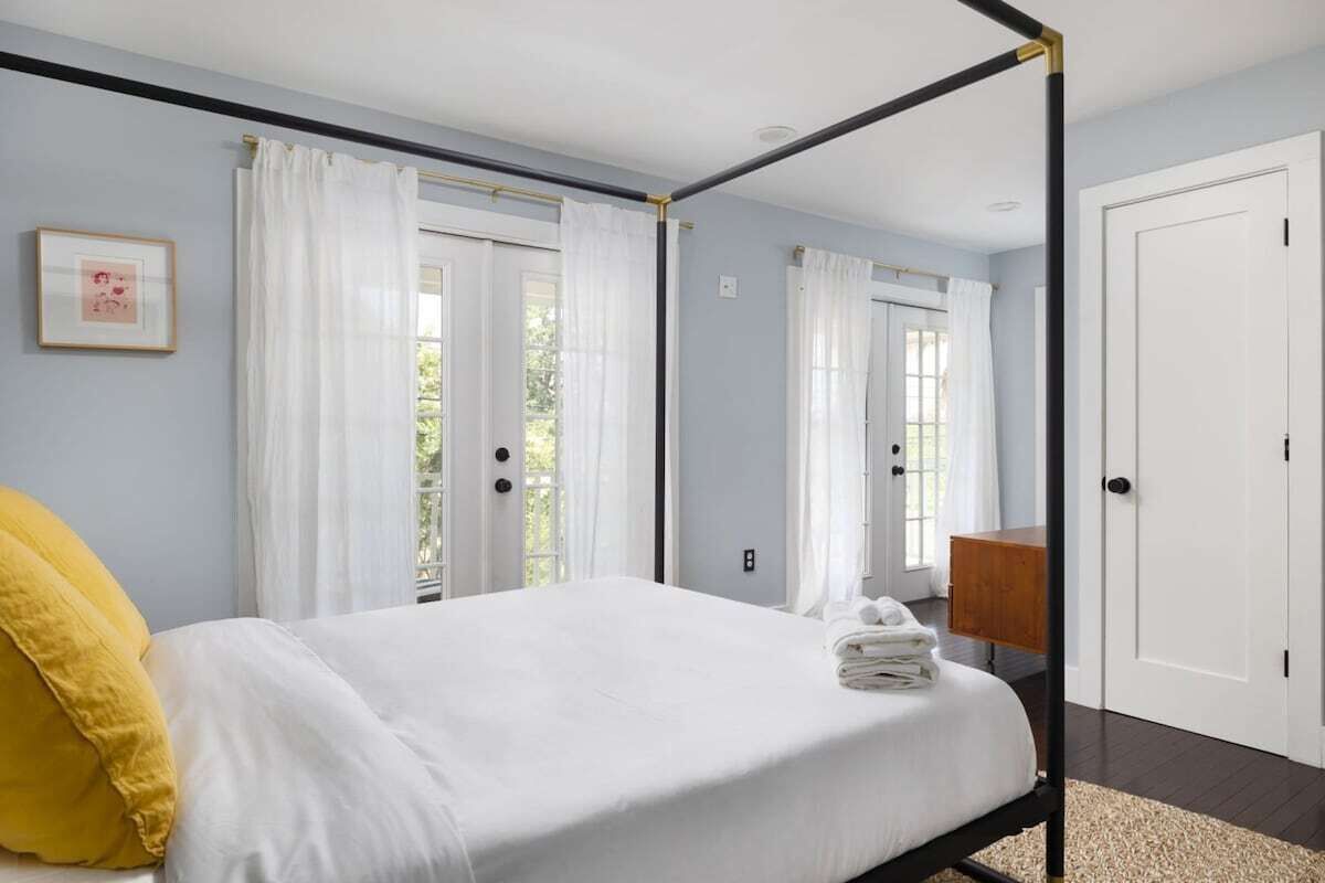 Desk, WiFi, bed sheets