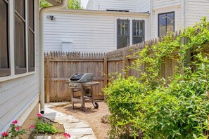 Property grounds - Urban Charm in East Austin – Minutes to Downtown, (Austin)