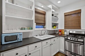 Fridge, microwave, oven, stovetop - Urban Charm in East Austin – Minutes to Downtown, (Austin)