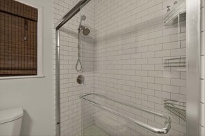 Shower, hair dryer, towels - Urban Charm in East Austin – Minutes to Downtown, (Austin)
