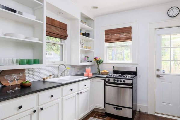 Private kitchen - Urban Charm in East Austin – Minutes to Downtown, (Austin)