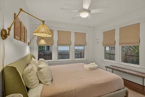 Internet, bed sheets - Urban Charm in East Austin – Minutes to Downtown, (Austin)
