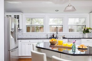 Fridge, microwave, oven, stovetop - 🌿 Tarrytown Haven with Pool + Putting Green | Austin Songbird 🎶 (Austin)