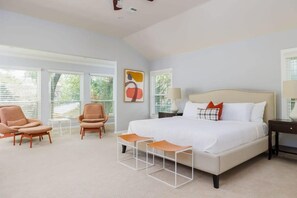 Skrivebord, strykejern/-brett, wi-fi (inkludert) og sengetøy