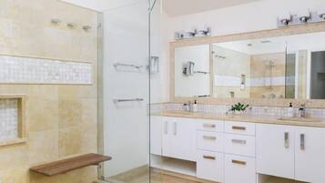 Ducha, secador de pelo, toallas