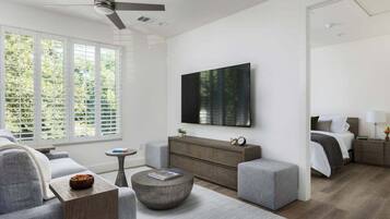 Skrivebord, wi-fi (inkludert) og sengetøy