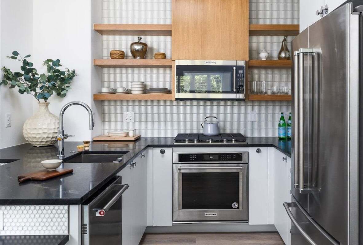 Kühlschrank, Mikrowelle, Ofen, Herdplatte