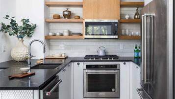 Kjøleskap, mikrobølgeovn, ovn og kokeplater