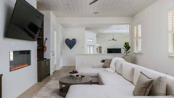 Smart TV y chimenea