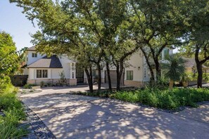 Property grounds - 🌴 Luxe Austin Escape with Pool + Gym | Outdoor Kitchen | Victoria ☀️ (Austin)