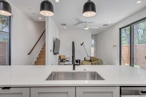 Interior - 🌿 Austin Eastside Urban Dream · Farm Views & Private Balcony 🏡 (Austin)