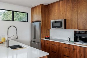 Kylskåp, mikrovågsugn, ugn och spishäll