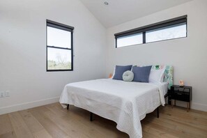 2 bedrooms, iron/ironing board, free WiFi, bed sheets - 🌅 North Austin Stay w/ Workspace, EV Charger + Screened Porch | SXSW Dream | Sunrise (Austin)