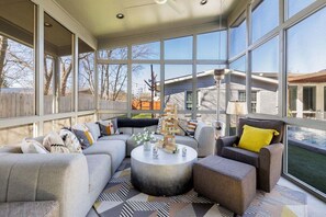 Smart TV - 🌅 North Austin Stay w/ Workspace, EV Charger + Screened Porch | SXSW Dream | Sunrise (Austin)