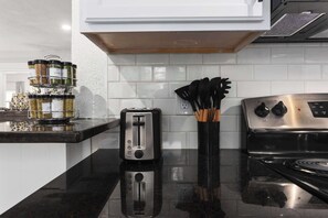 Fridge, microwave, oven, stovetop - Spacious Home_4BR_Sleeps 9_BBQ+Games_FIFA FUTBOL! (Overland Park)