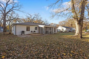 Exterior - Spacious Home_4BR_Sleeps 9_BBQ+Games_FIFA FUTBOL! (Overland Park)