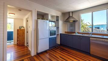 Een koelkast, een oven, een vaatwasser, een broodrooster