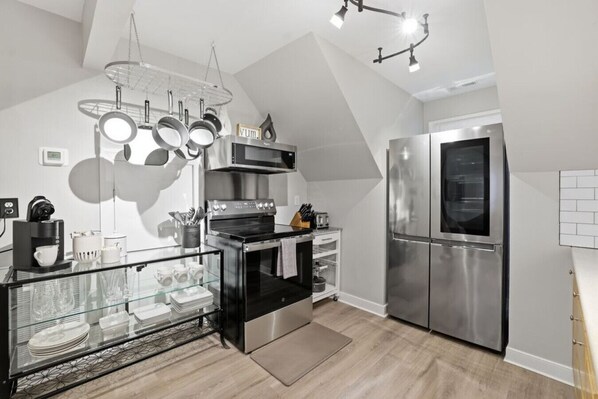 Réfrigérateur, four à micro-ondes, un four, surface de cuisson