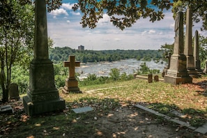 Un cementerio con lápidas y un río al fondo.