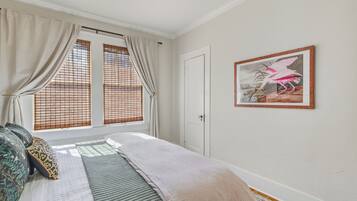 Skrivebord, strykejern/-brett, wi-fi (inkludert) og sengetøy