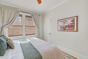 Een bureau, een strijkplank/strijkijzer, gratis wifi, beddengoed